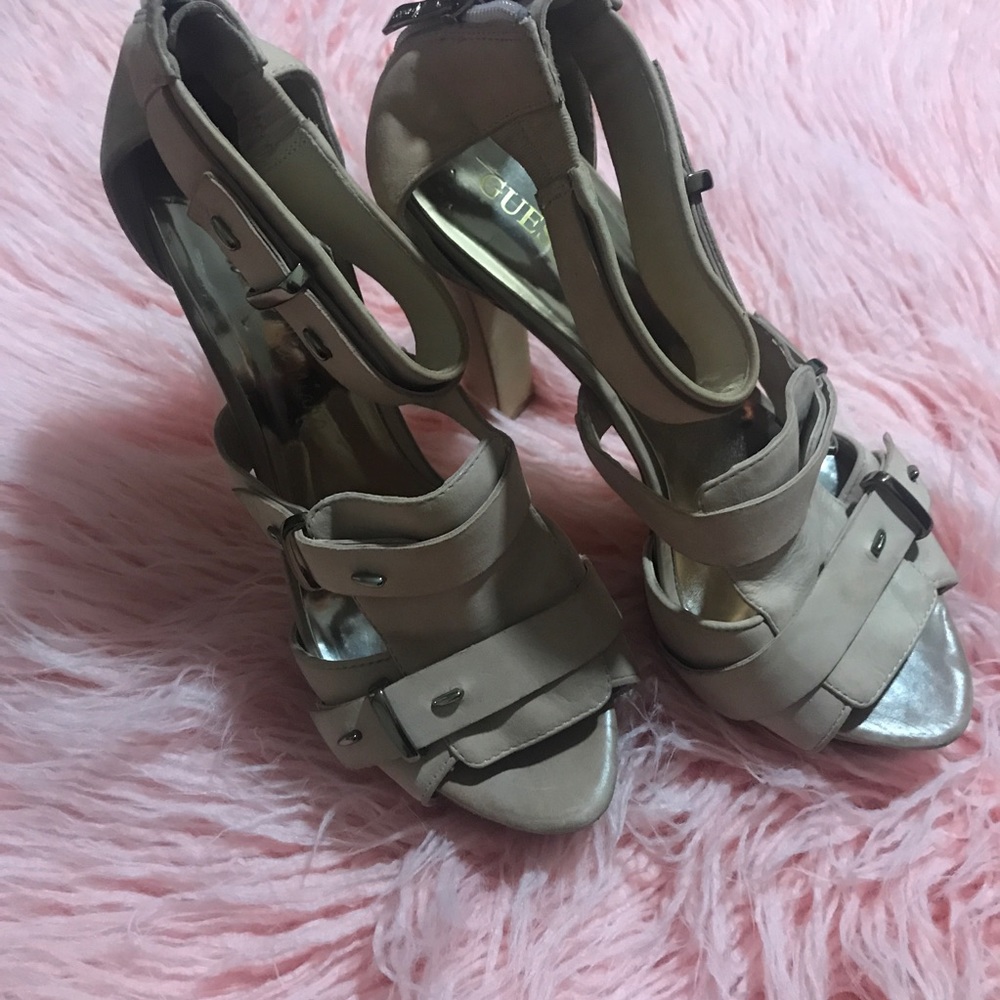 Guess Pumps